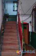 院內(nèi)有若干單間套間出租
