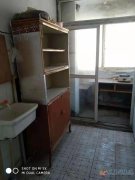 常苑東區(qū)19號樓六樓水電暖齊全，有簡單家具，陽臺已封。